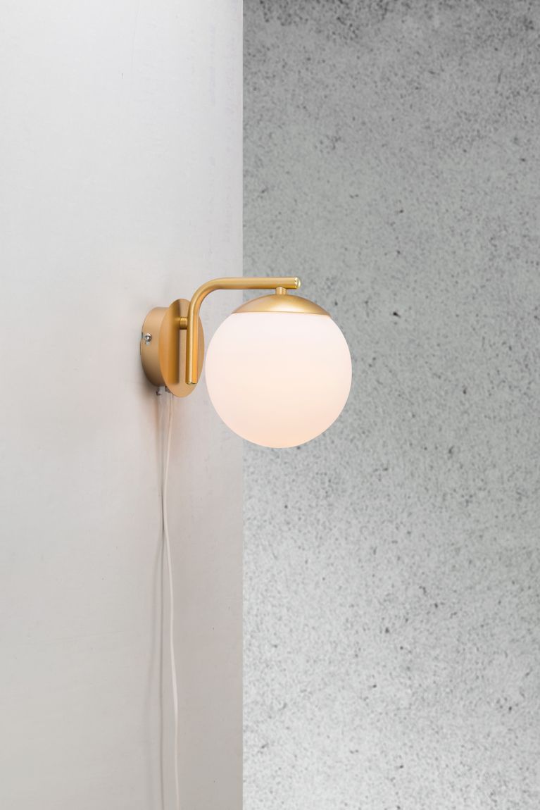 Grant Wandlampe Ø 14,5 cm Opalweiß / Messing