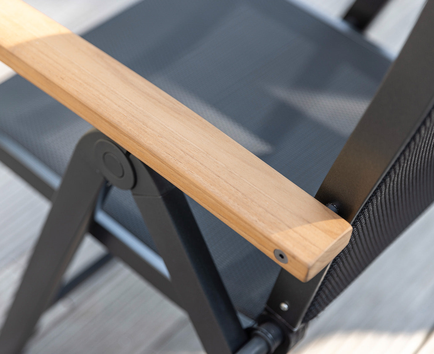 Sleek Multipositionssessel Anthrazit / Teak