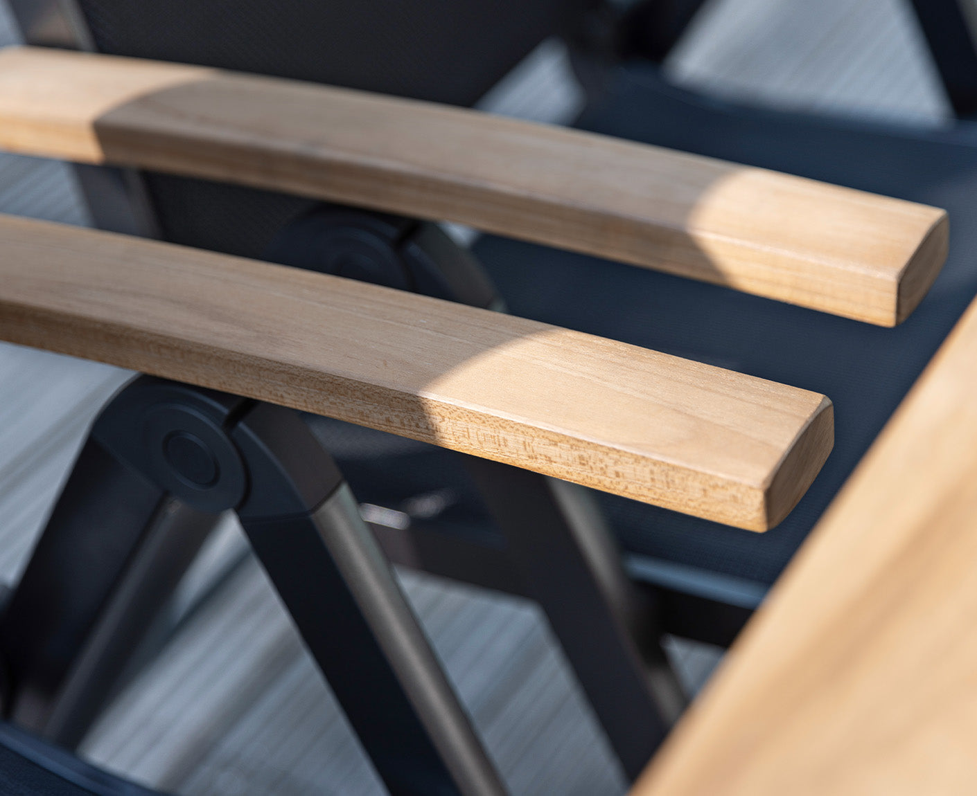 Sleek Multipositionssessel Anthrazit / Teak