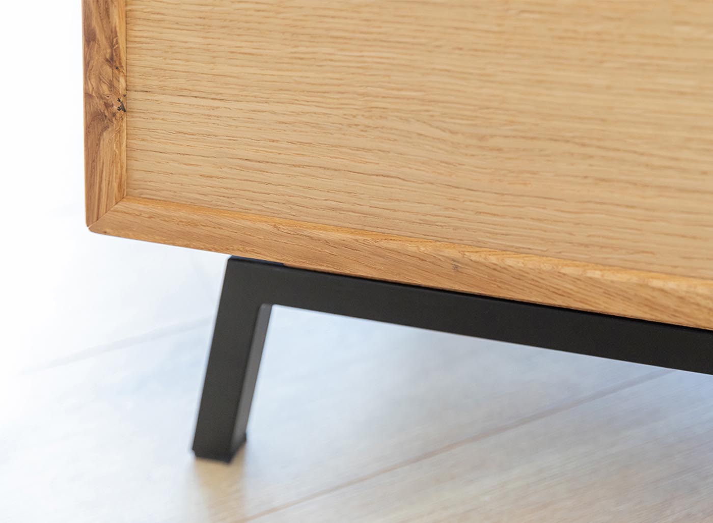 Modern Loft TV-Lowboard 200x52 cm mit Schiebetür Wildeiche geölt