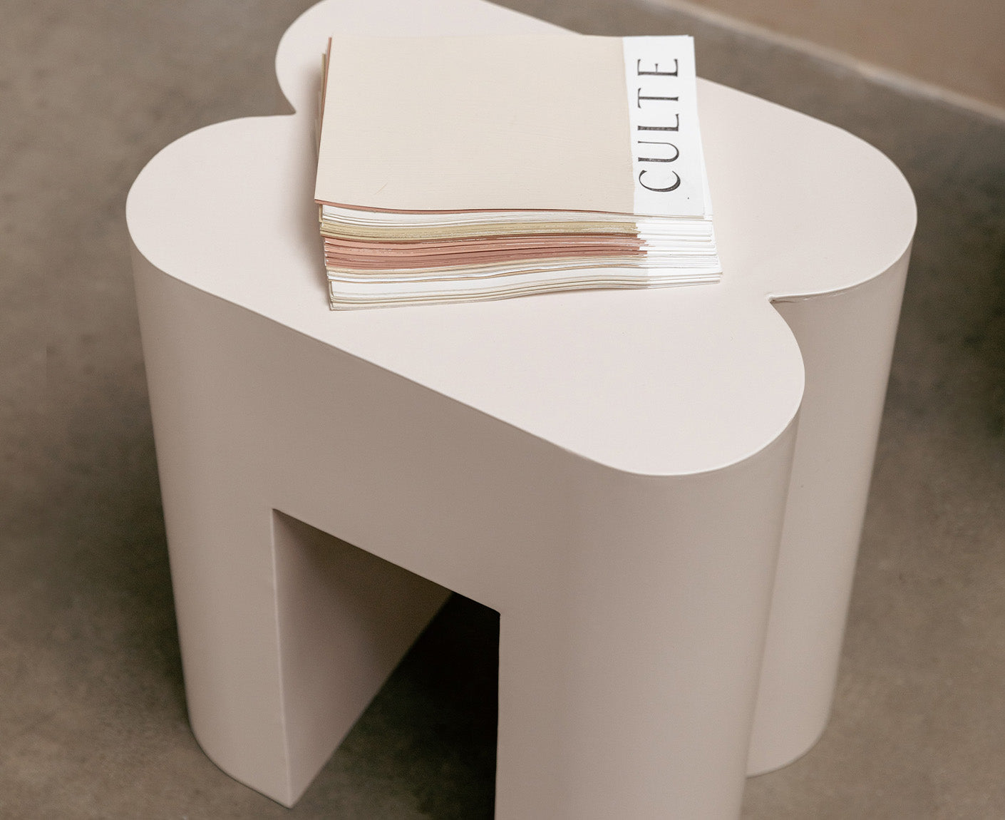 Shape Metall Hocker Beistelltisch Beige