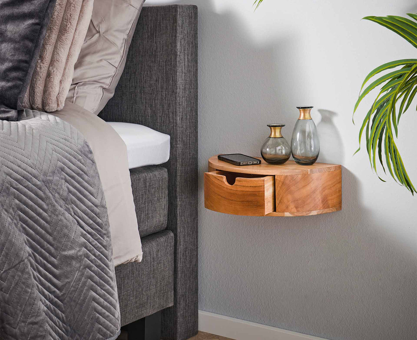 Curve Nachttisch mit Schublade Akazie Massivholz Natur