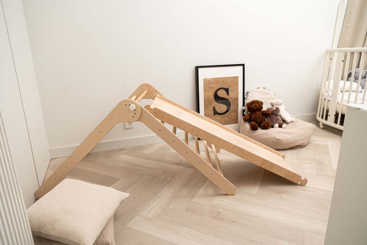 Indoor Kletterdreieck / Spielplatz mit doppelseitiger Rutsche aus Holz 80 cm