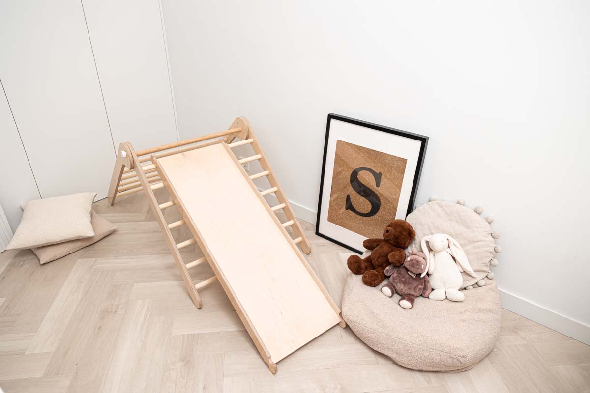 Indoor Kletterdreieck / Spielplatz mit doppelseitiger Rutsche aus Holz 80 cm