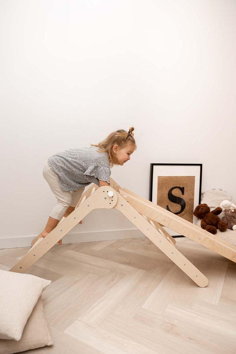 Indoor Kletterdreieck / Spielplatz mit doppelseitiger Rutsche aus Holz 80 cm