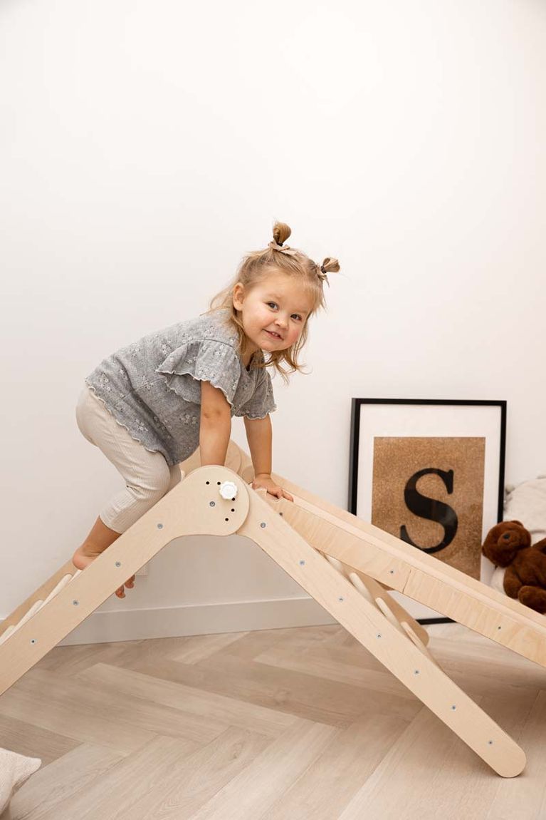 Indoor Kletterdreieck / Spielplatz mit doppelseitiger Rutsche aus Holz 80 cm