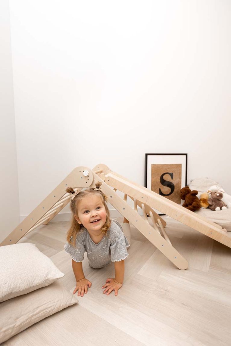 Indoor Kletterdreieck / Spielplatz mit doppelseitiger Rutsche aus Holz 80 cm