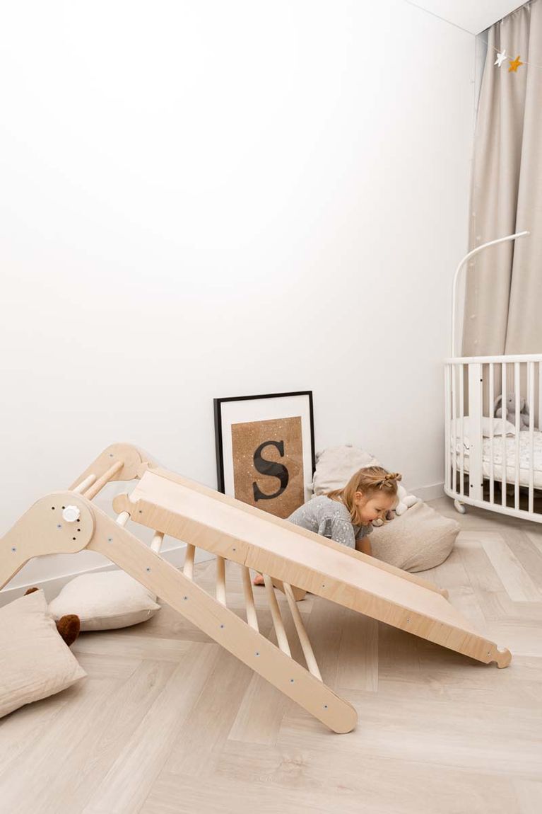 Indoor Kletterdreieck / Spielplatz mit doppelseitiger Rutsche aus Holz 80 cm