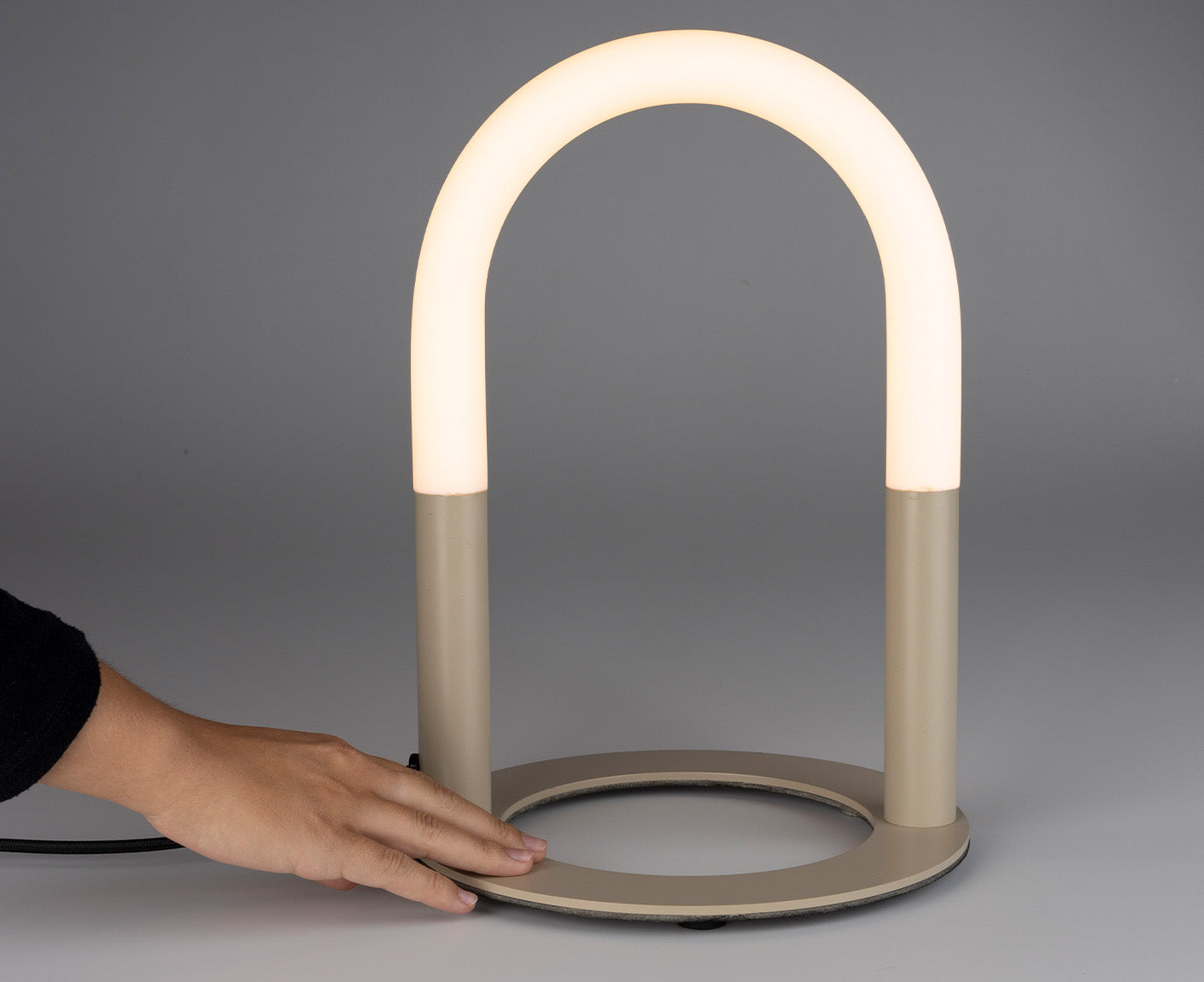 Arch Tischlampe dimmbar Beige