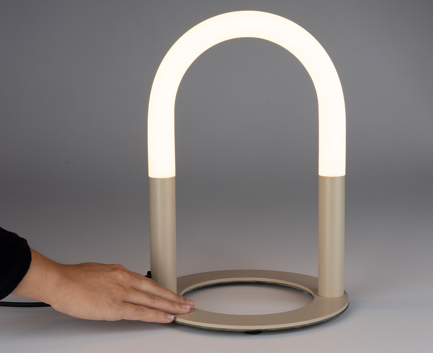 Arch Tischlampe dimmbar Beige