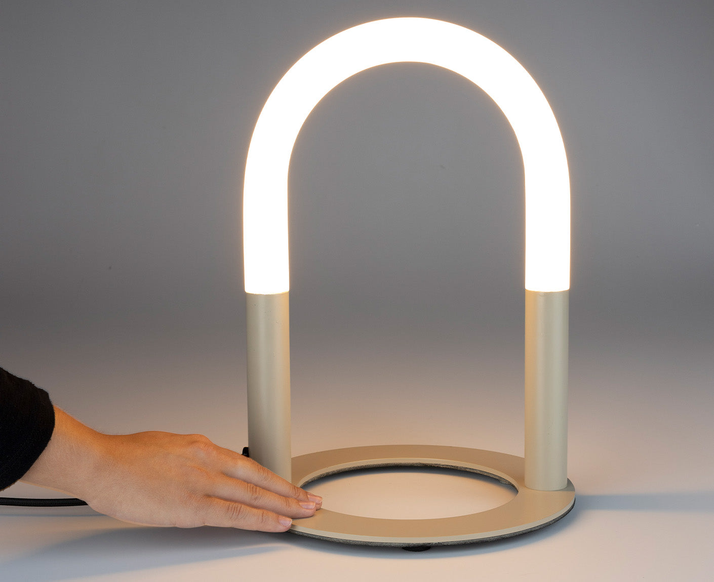 Arch Tischlampe dimmbar Beige