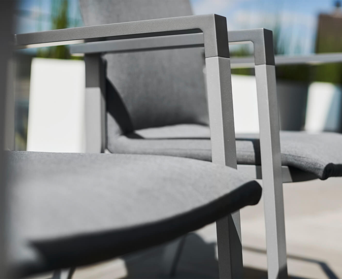 Kettler Gartenmöbelset 5-teilig, Rasmus Stapelsessel gepolstert, Gartentischgestell Cubic mit HPL Tischplatte Silber / Sunbrella