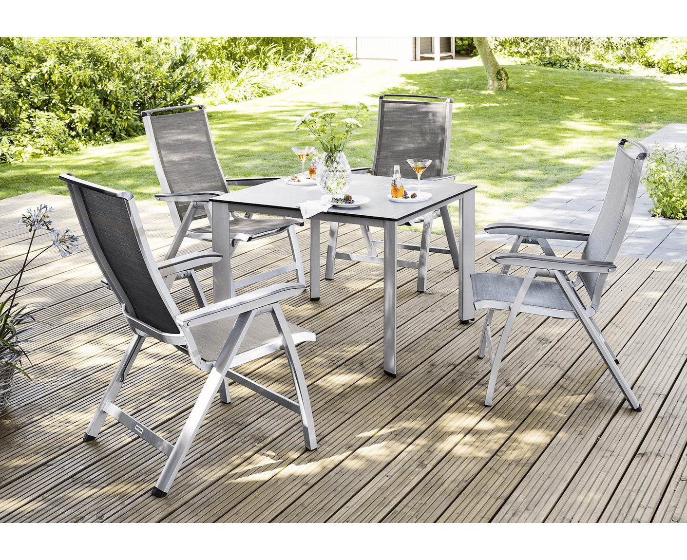 Kettler Gartenmöbelset 5-teilig, Forma II Multipositionssessel, Gartentischgestell Edge mit HPL Tischplatte 95 x 95 cm Anthrazit / Silber