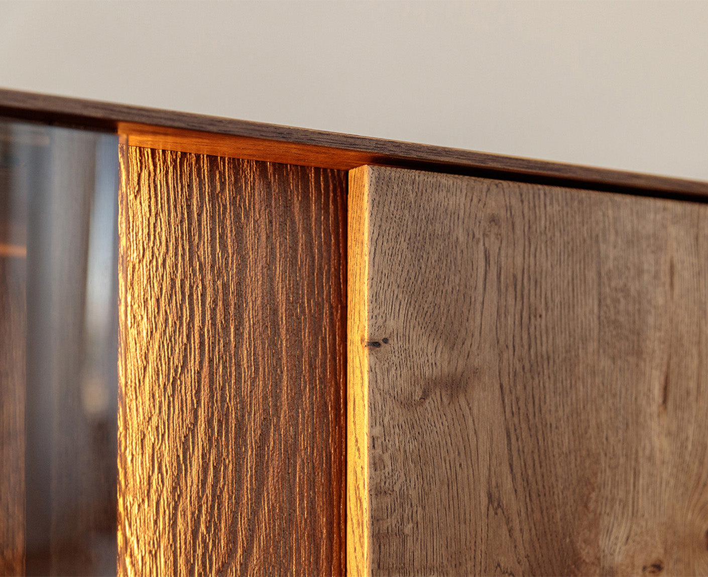 Collodi Sideboard 3-türig Massivholz Wildeiche / Tabak geölt-Glas getönt, fertig montiert