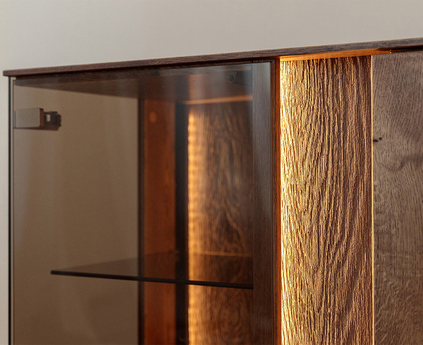 Collodi Sideboard 3-türig Massivholz Wildeiche / Tabak geölt-Glas getönt, fertig montiert