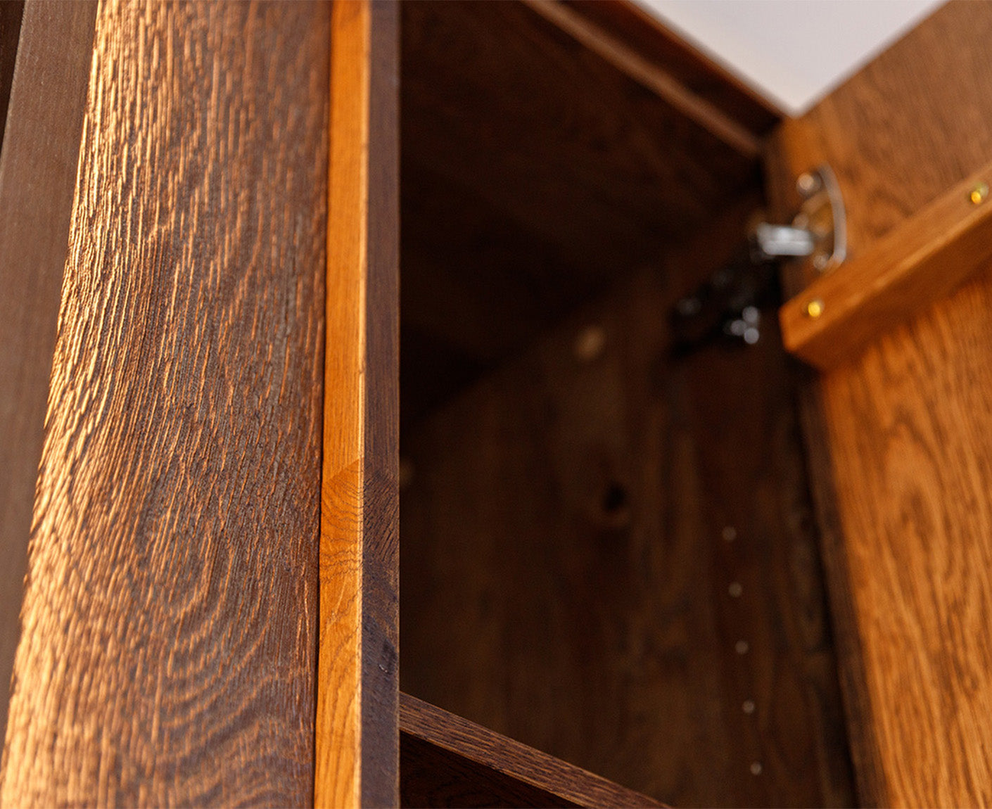 Collodi Highboard 2-türig Massivholz Wildeiche / Tabak geölt, fertig montiert