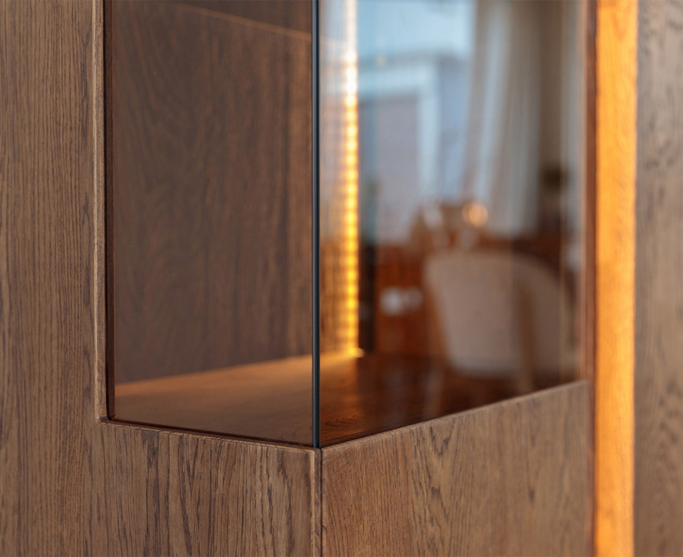 Collodi Hängevitrine mit Regal Massivholz Wildeiche / Tabak geölt, fertig montiert
