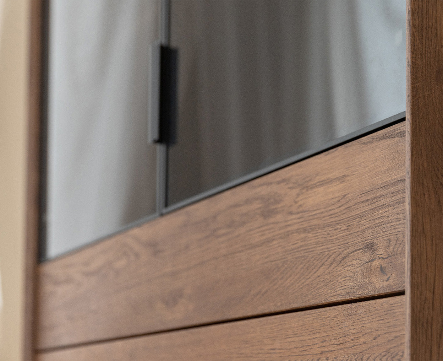 Modern Loft Vitrine Massivholz Eiche geölt/Glas Grafit Matt