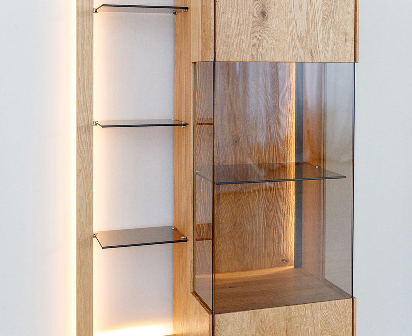 Collodi Hängevitrine mit Regal Massivholz Wildeiche / Tabak geölt, fertig montiert