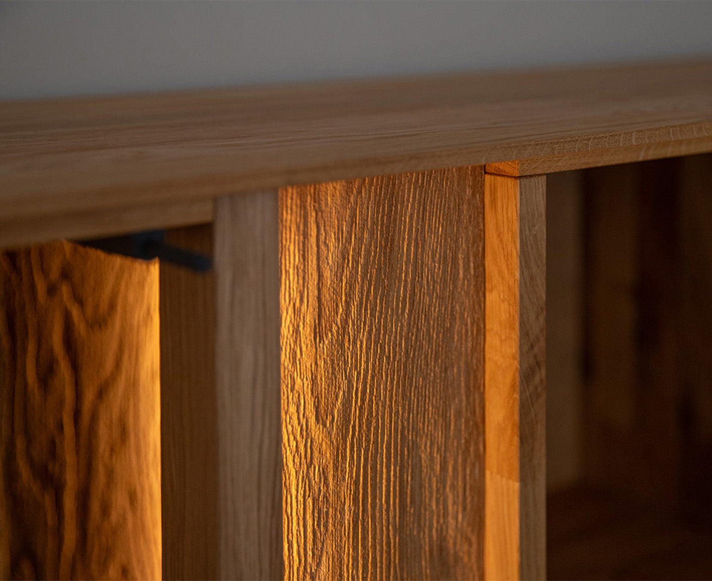 Collodi Sideboard 3-türig Massivholz Wildeiche / Tabak geölt-Glas getönt, fertig montiert