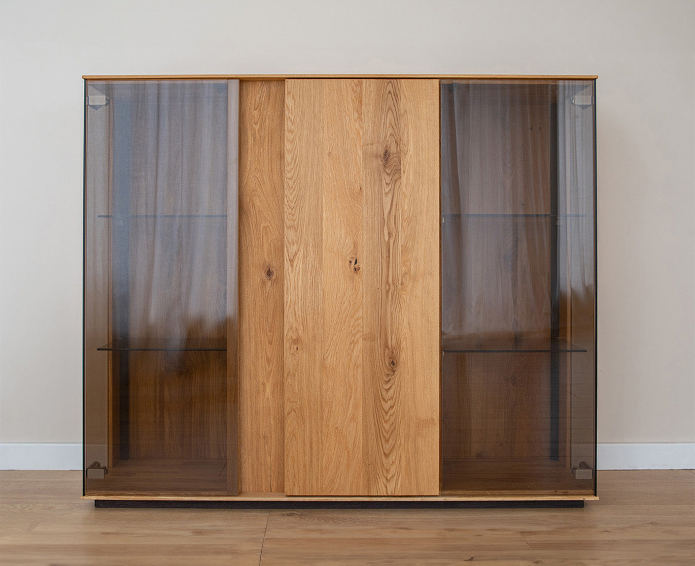 Collodi Sideboard 3-türig Massivholz Wildeiche / Tabak geölt-Glas getönt, fertig montiert