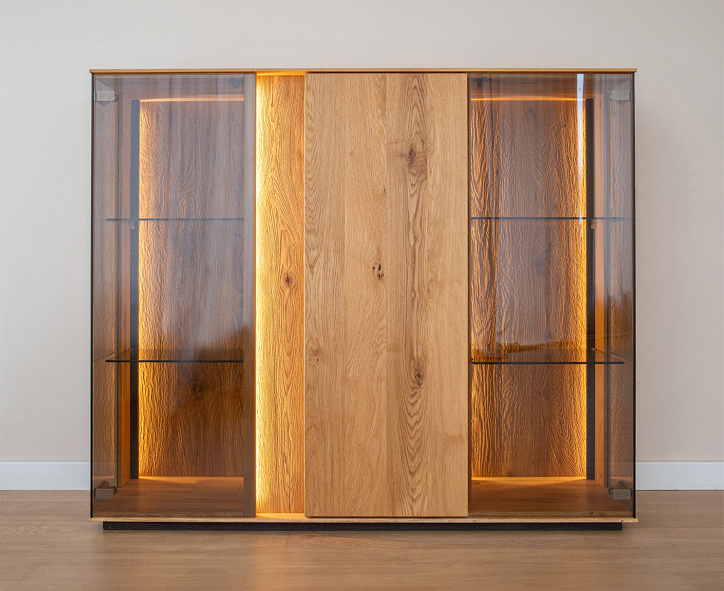 Collodi Sideboard 3-türig Massivholz Wildeiche / Tabak geölt-Glas getönt, fertig montiert