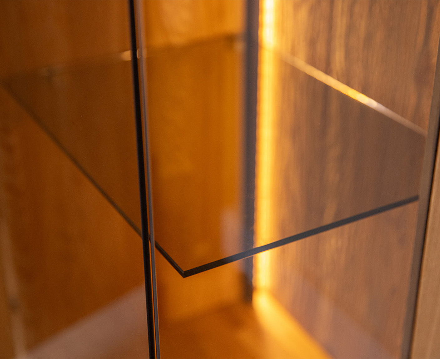 Collodi Sideboard 3-türig Massivholz Wildeiche / Tabak geölt-Glas getönt, fertig montiert