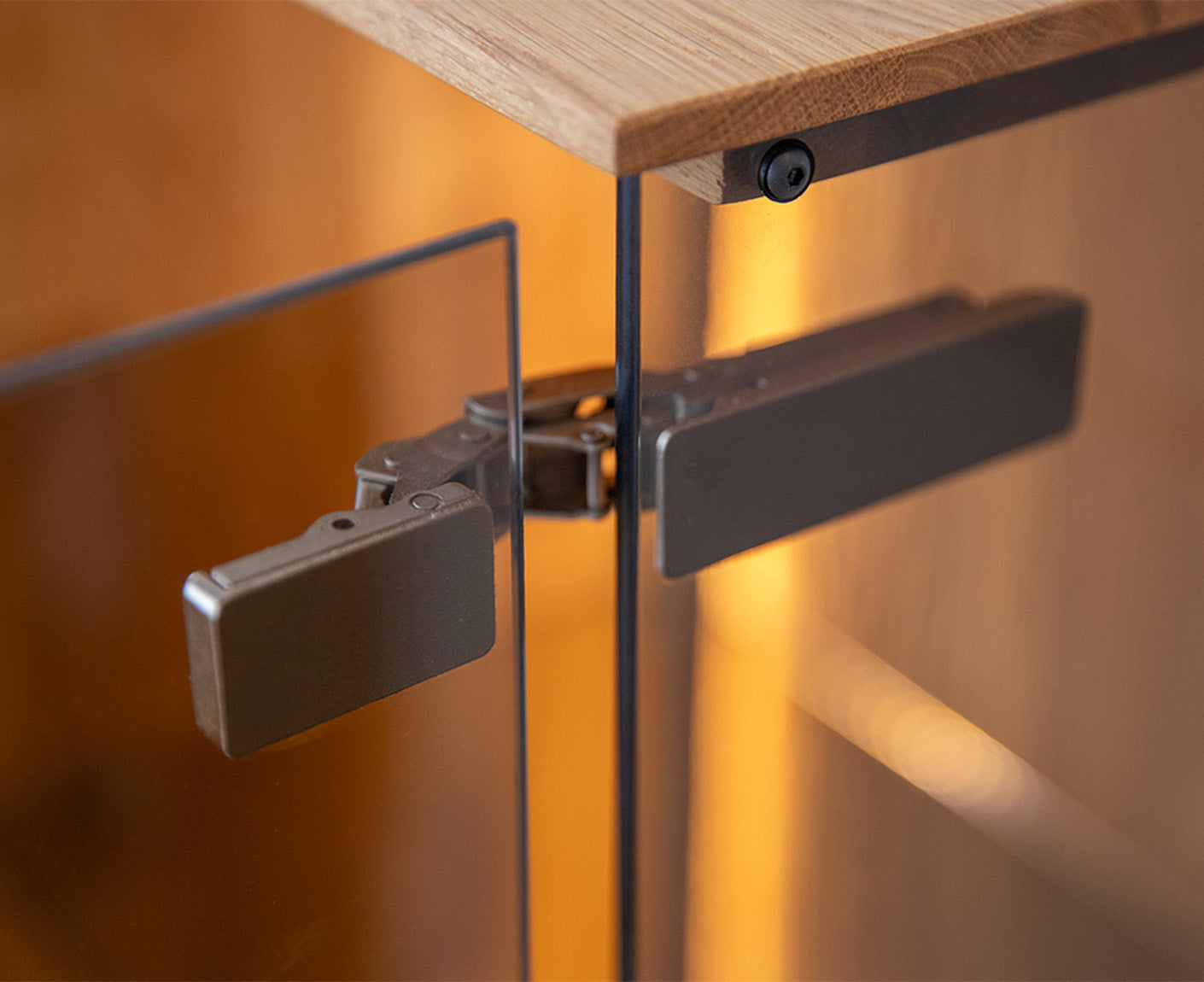 Collodi Sideboard 3-türig Massivholz Wildeiche / Tabak geölt-Glas getönt, fertig montiert