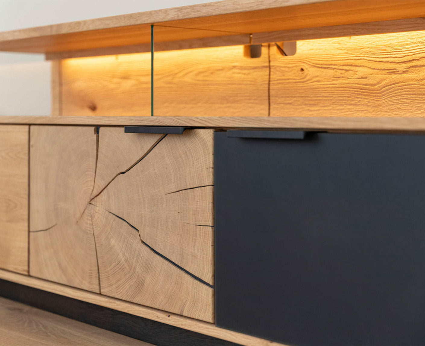 Tirano Wand TV-Lowboard Hirnholz & schwarzes Glas, Massivholz Eiche geölt, fertig montiert