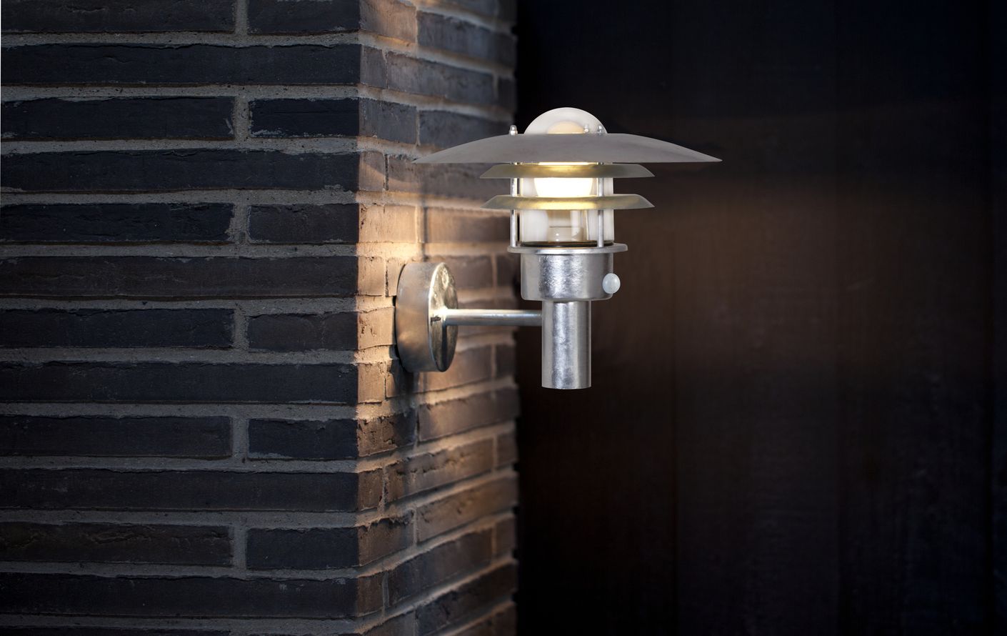 Lønstrup Wandlampe Ø 32 cm Outdoor mit Bewegungssensor Verzinkt Silber - Voelpe