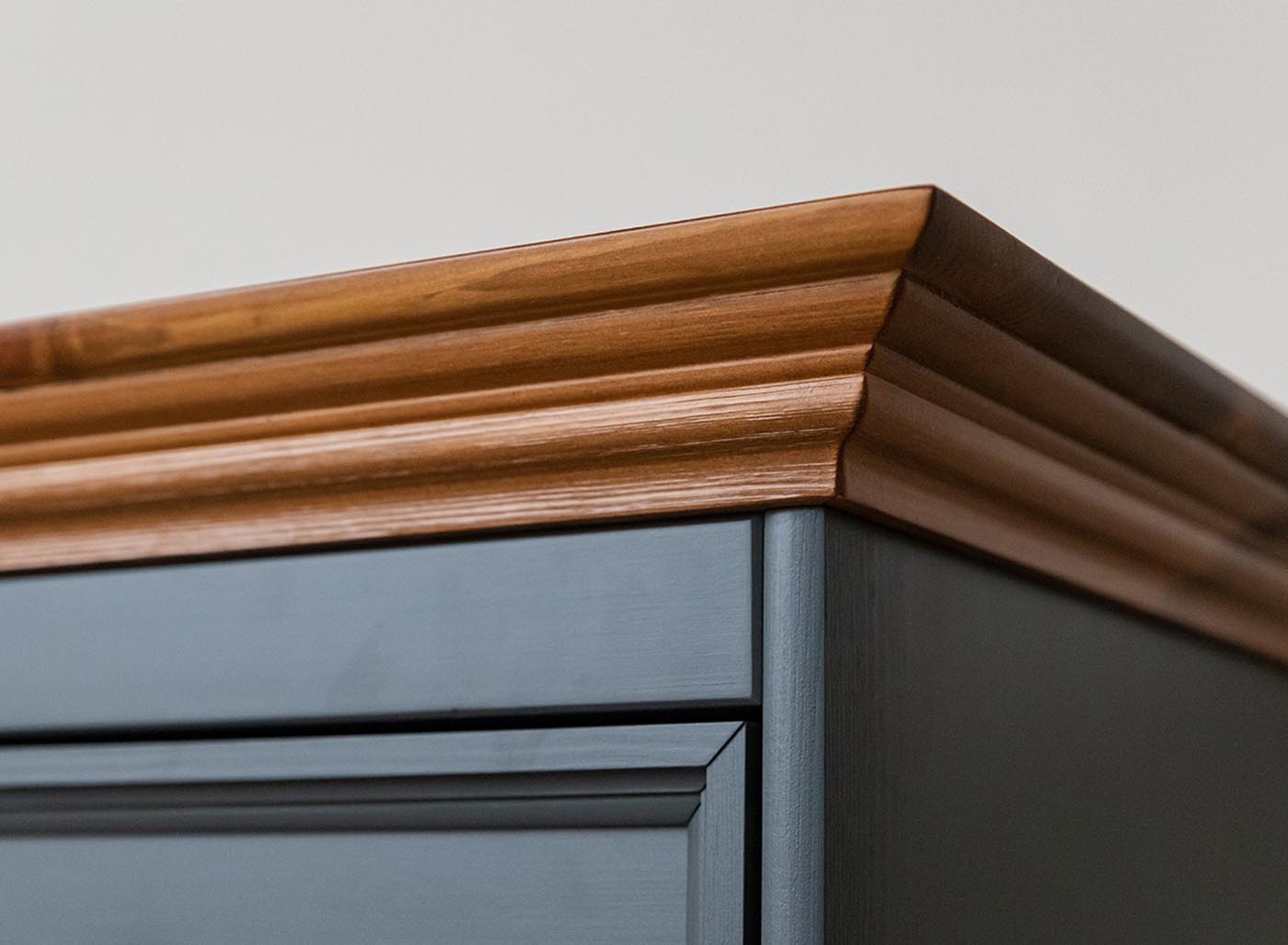 Belluno Elegante Massivholz Sideboard mit 4 Türen Grafit / Eiche